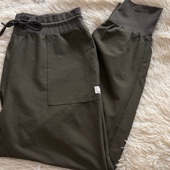 Women’s Vuori Olive Green Jogger Pants Medium - Picture 1 of 6